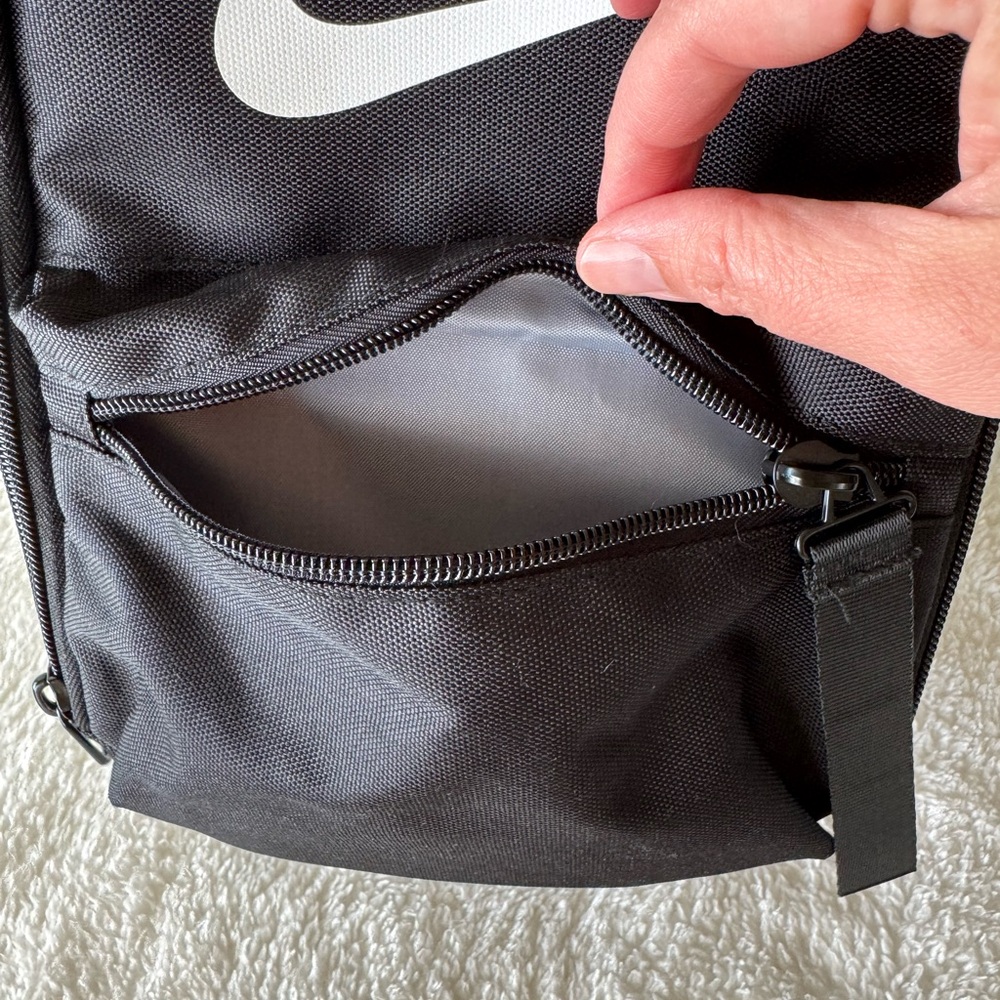 Black Nike Multi Zip JDI Fuel Pack Lunch Box - Picture 8 of 10